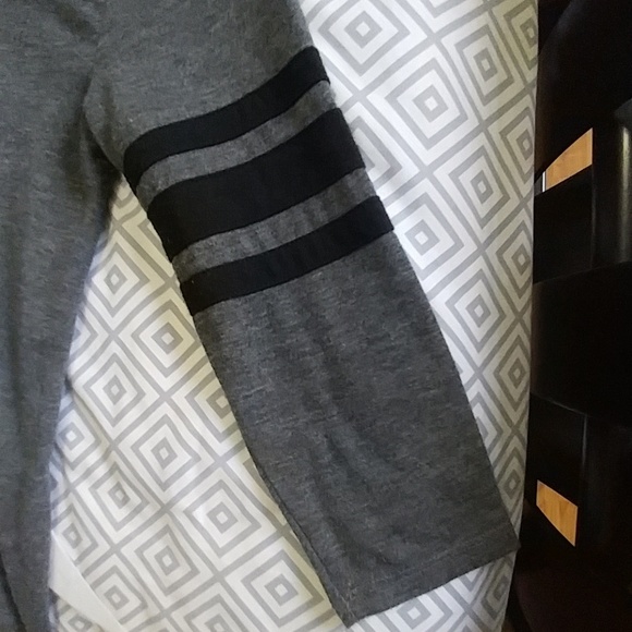 Black and grey color blocked t-shirt - Picture 4 of 4